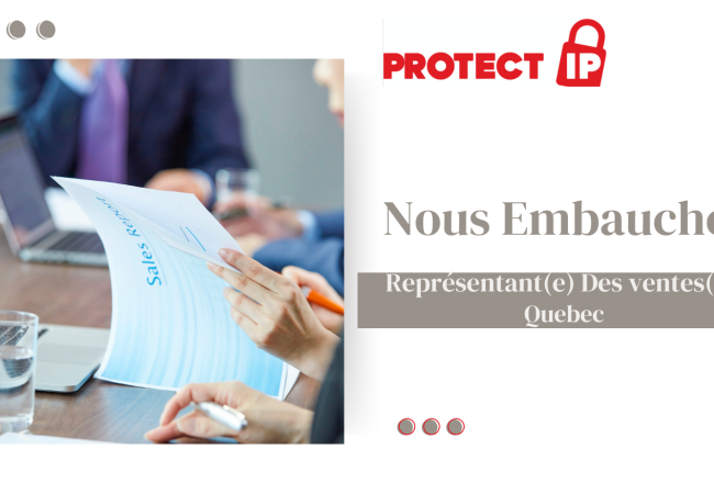 Personne tenant un document intitulé Sales Report lors d'une réunion d'affaires avec ordinateur portable et verre d'eau sur la table.